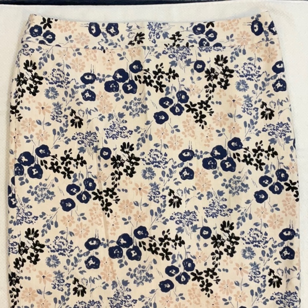 Cream cotton/rayon line, above the knee floral skirt